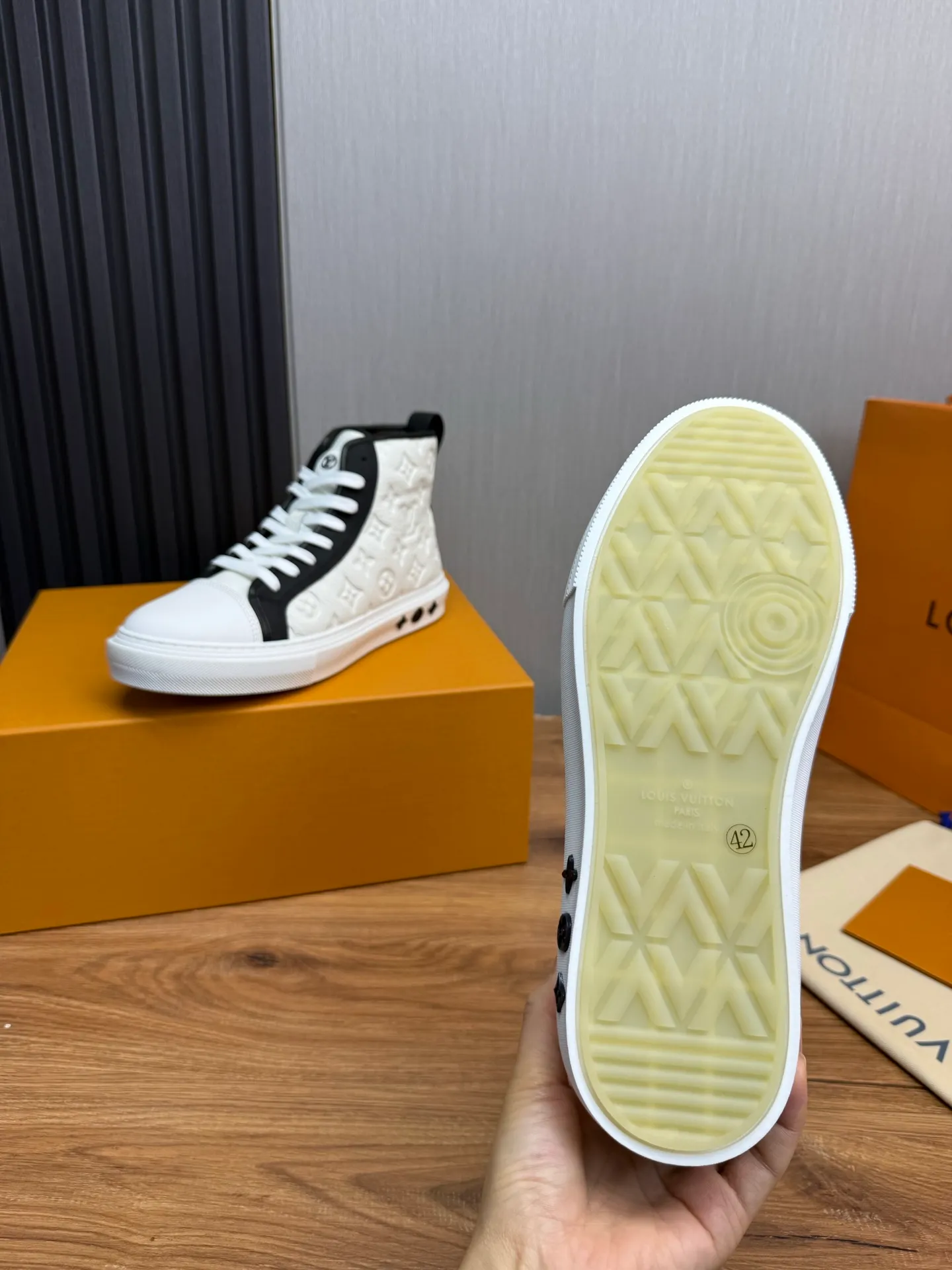 Men's shoes 💰840💰 LOUIS VUITTON [Luden Yiwei] The new trendy Lv is on the market 🎁, casual and fashionable men's shoes 👟 1:1 shipment ⬆️The upper is made of imported cowhide + cowhide mesh lining, the original wear-resistant rubber outsole, the version is simple and elegant, exclusive for trendy men. 38-45 (38.45 is non-refundable if made to order)
